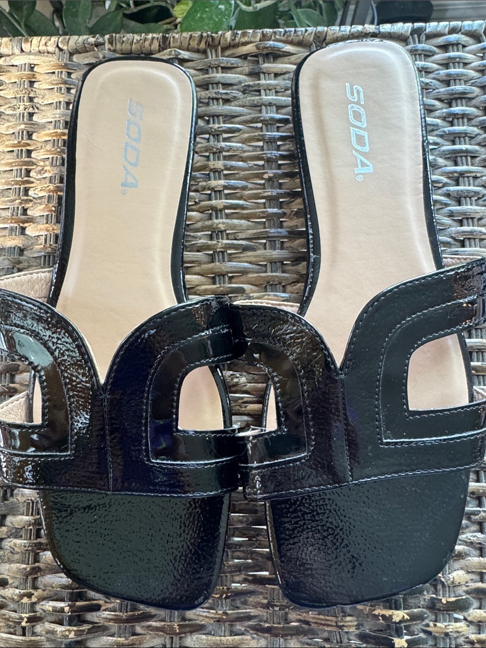 SODA Katrina black layered cutout glossy finish sandals women’s size 7